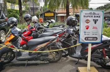 Motor Matic Menjajah Lahan Parkir Moge, Komentar Warganet Bikin Ngakak