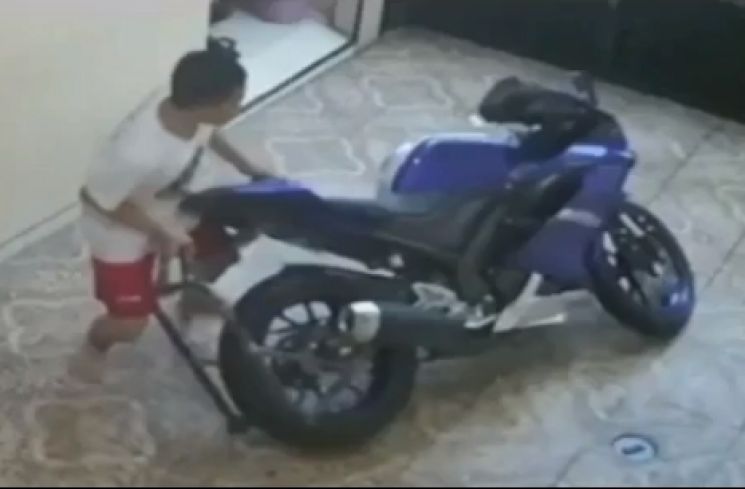 Yamaha R15 dipaksa rebahan karena ulah bocah (Instagram/sunmorisantuyid)