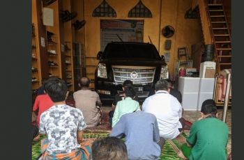 Potret Pemandangan Unik Saat Salat Jumat Berlangsung, Mobil Mewah Cadillac Di Hadapan Para Jemaah Bikin Gagal Fokus